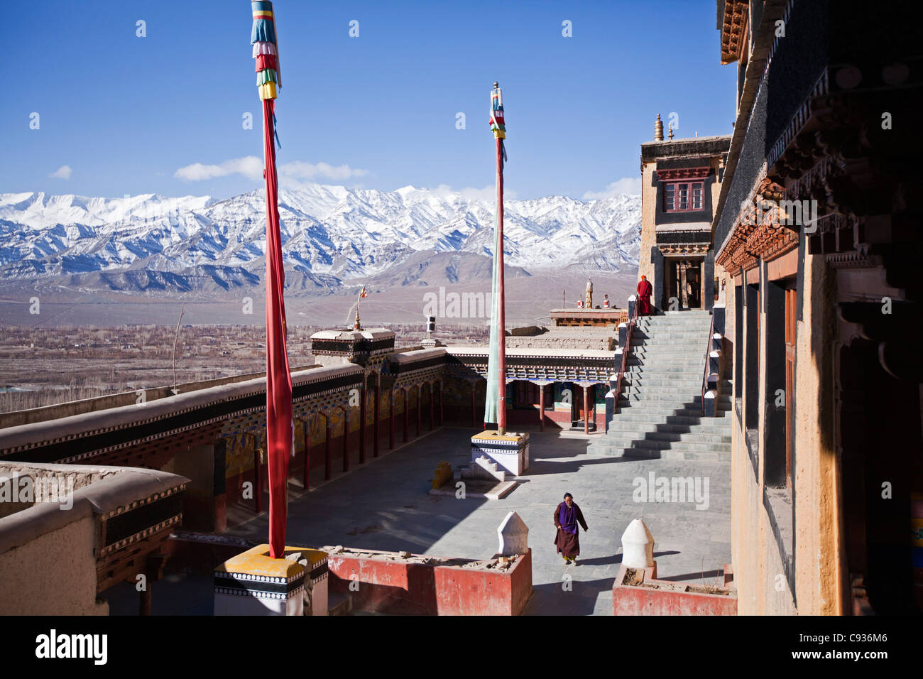 India, Ladakh, Thiksey. Il cortile del monastero di Thiksey, e vista verso lo Zanskar gamma. Foto Stock