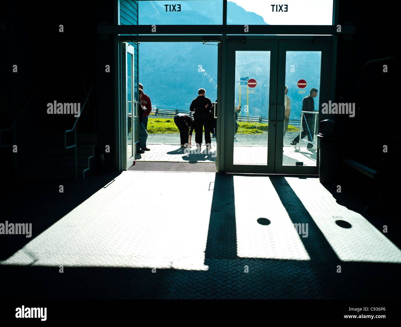 Sagome di persone che lasciano la montagna stazione della funivia Foto Stock