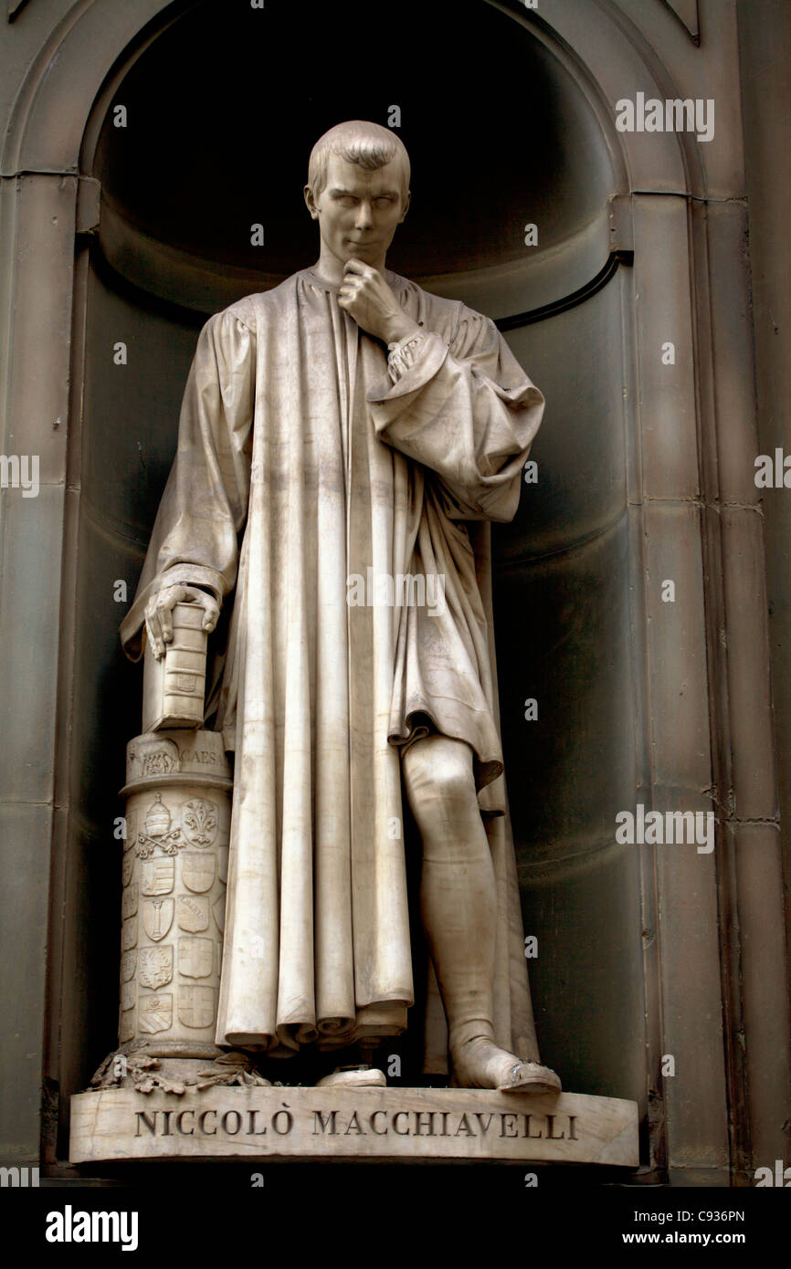 L'Italia, Firenze, Europa occidentale; statua di Niccolò Machiavelli conosciuto principalmente per scrivere "Il Principe" Foto Stock