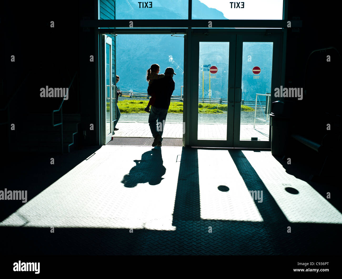 Sagome di persone che lasciano la montagna stazione della funivia Foto Stock