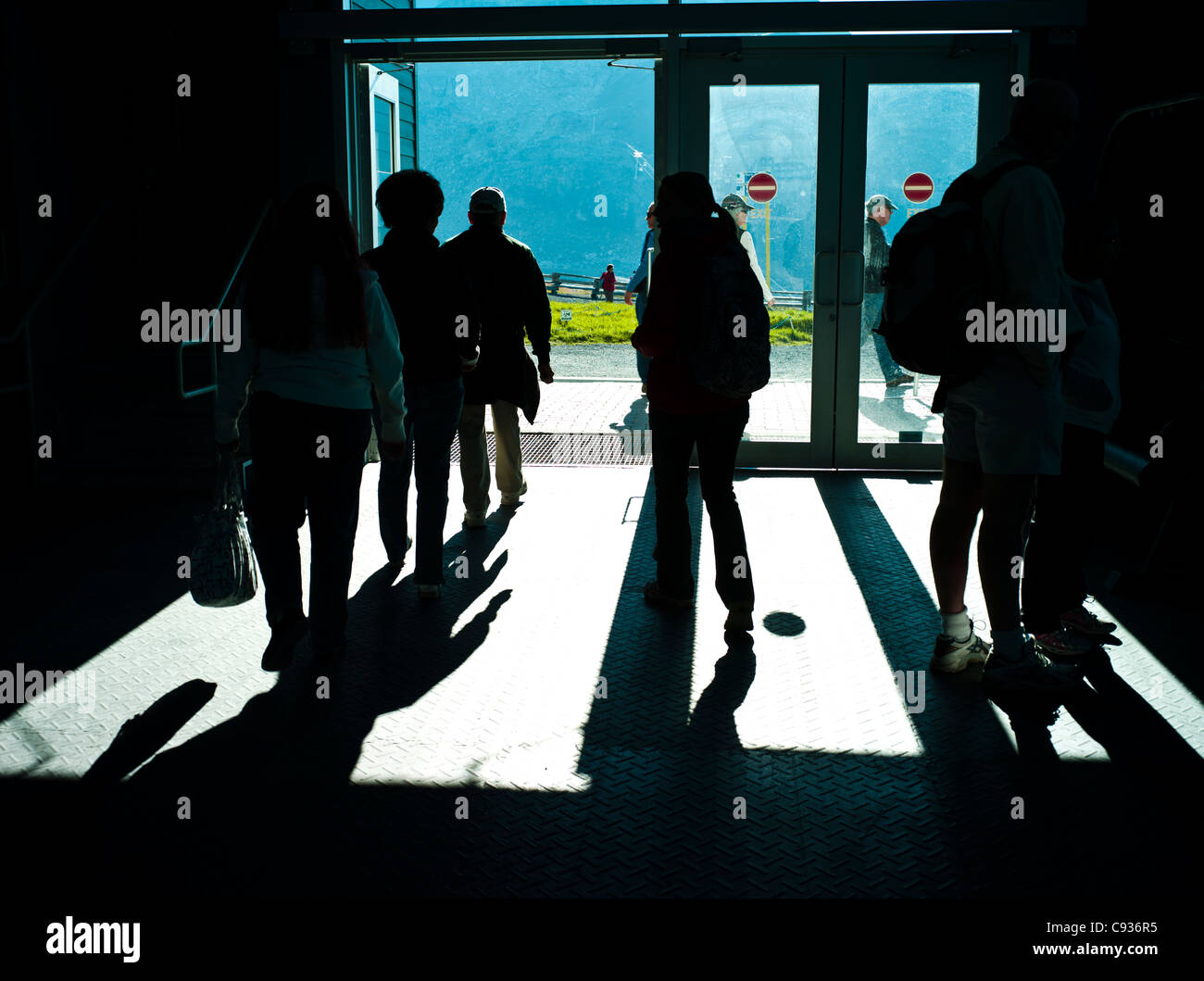 Sagome di persone che lasciano la montagna stazione della funivia Foto Stock