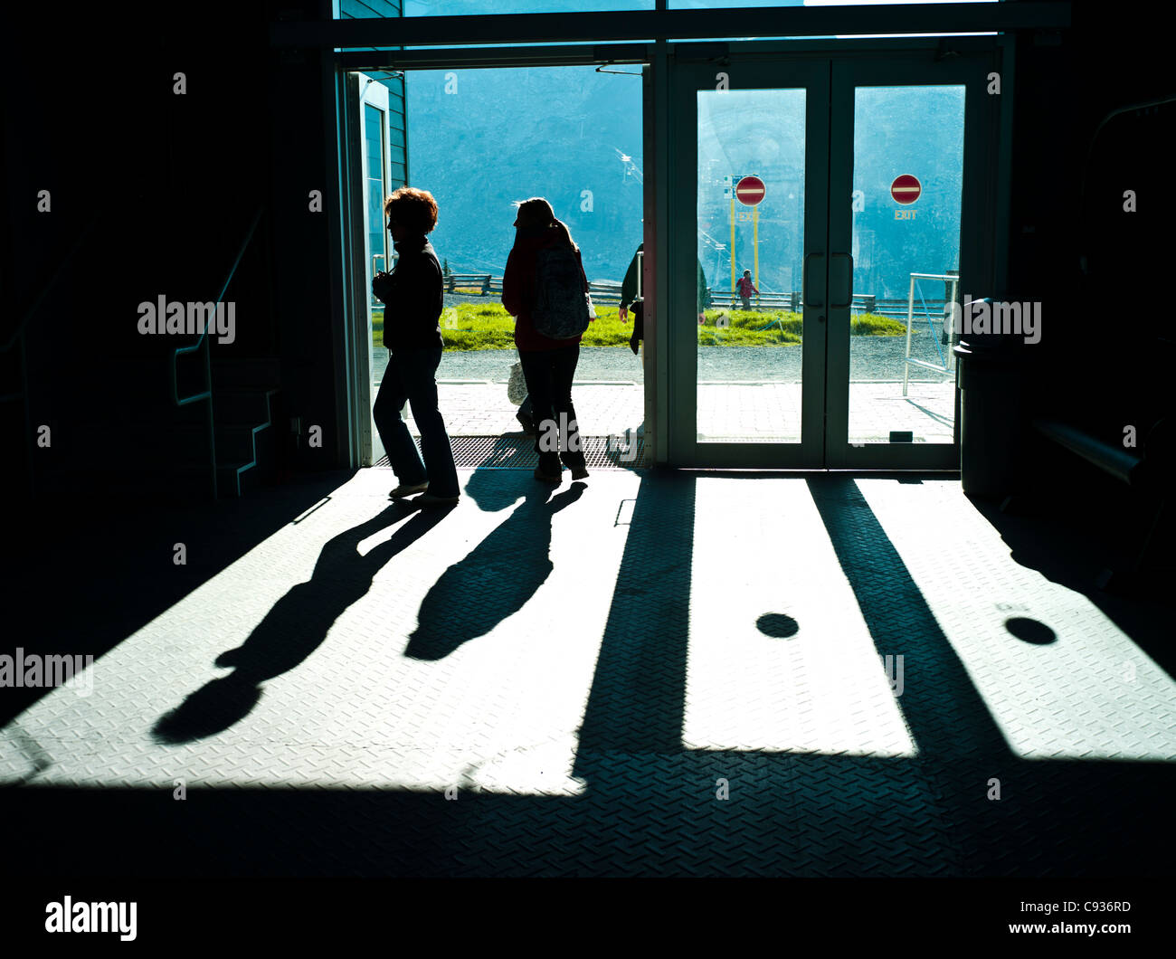 Sagome di persone che lasciano la montagna stazione della funivia Foto Stock
