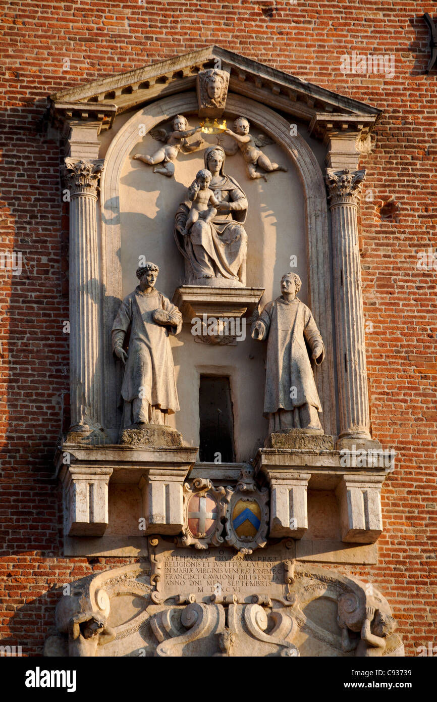 L'Italia, Veneto, Vicenza, Europa occidentale; particolare della scultura su la torre dell orologio nella piazza principale Foto Stock