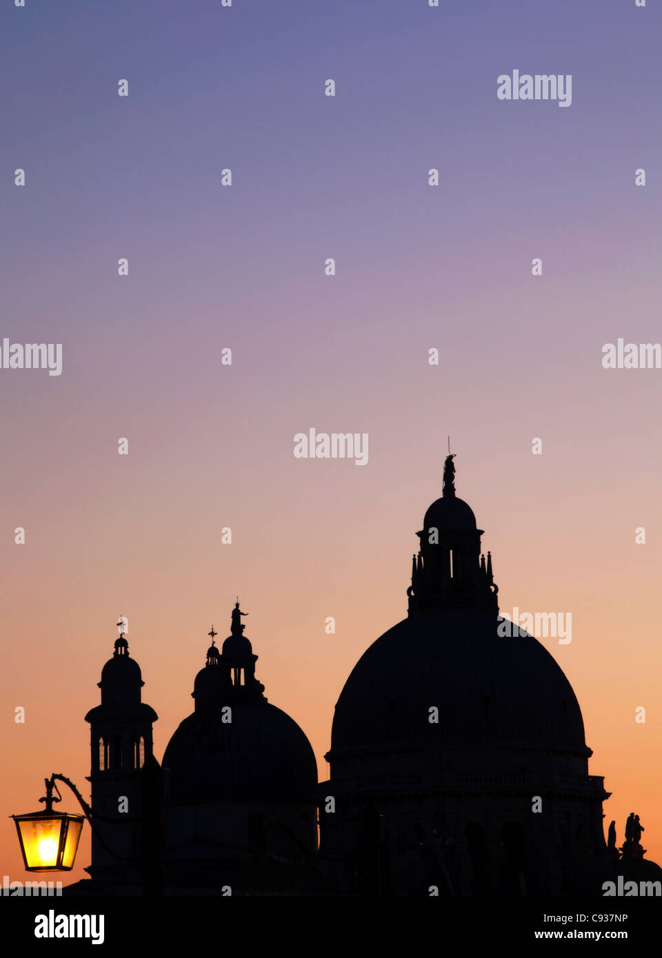 Venezia, Veneto, Italia; la chiesa di Santa Maria della Salute stagliano contro l'ultima luce della sera Foto Stock