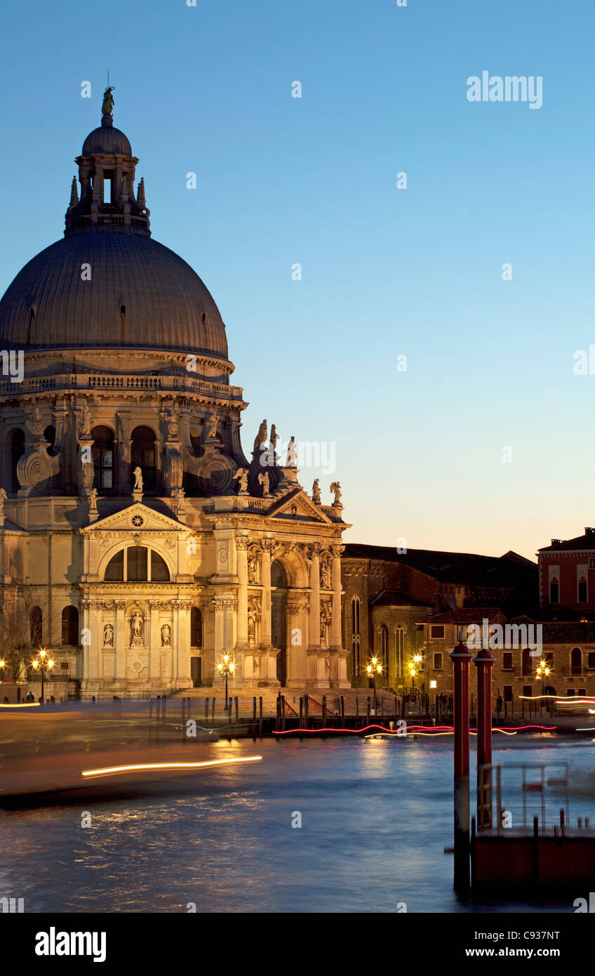 Venezia, Veneto, Italia; la chiesa di Santa Maria della Salute nell'ultima luce della sera Foto Stock