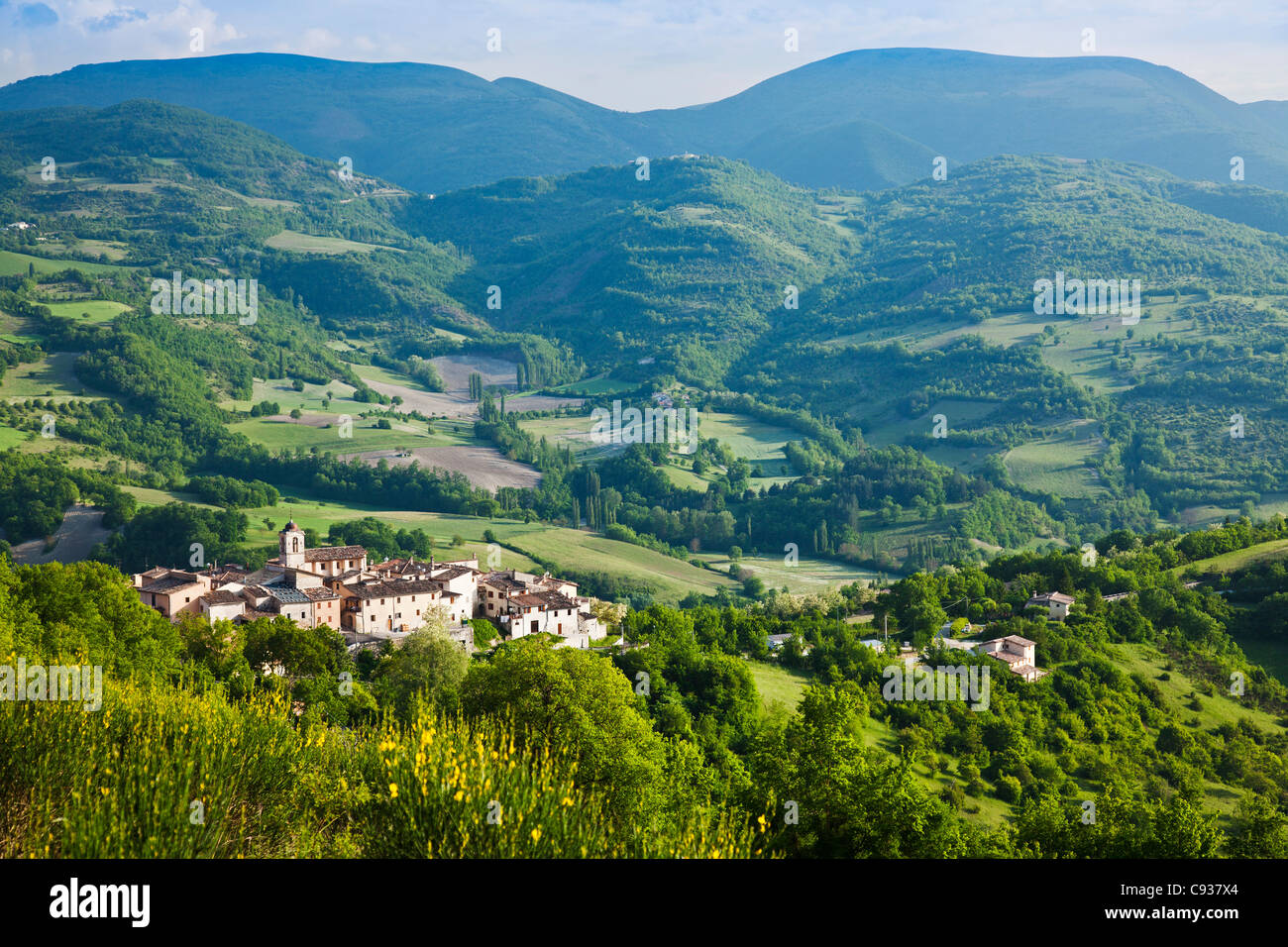 L'Italia, l'Umbria, Castelvecchio. Guardando verso il basso il piccolo villaggio di Castelvecchio nel tardo pomeriggio di luce. Foto Stock