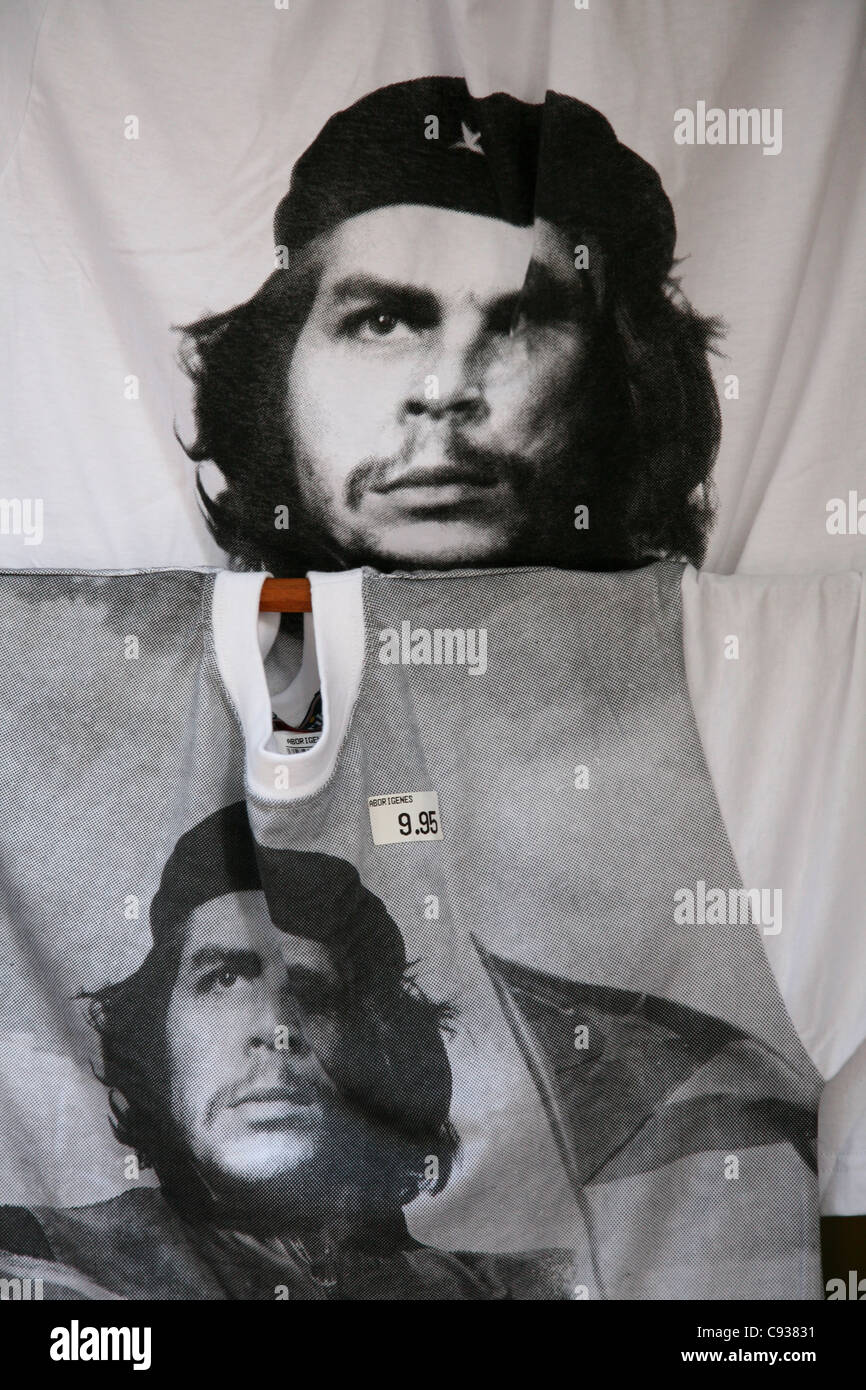 Souvenir t-shirt con la famosa fotografia di Ernesto Che Guevara da Alberto Korda visto in un negozio di strada a l'Avana, Cuba. Foto Stock