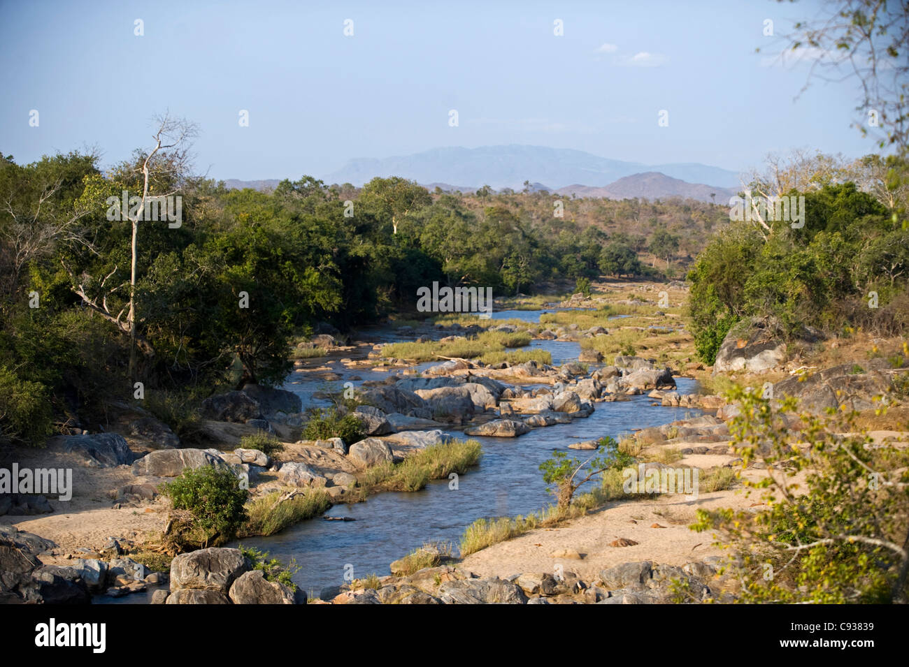 Il Malawi, Majete riserva faunistica. Il Mkulumadzi fiume scorre fino a raggiungere il fiume Shire sebbene Majete brachystegia del bosco. Foto Stock