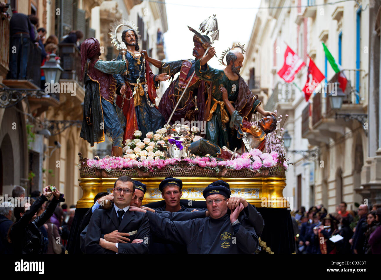 Sicilia, Italia, Europa occidentale; una "fratellanza" che porta la statua di 'arresto' durante il 'misteri' processione in Trapani Foto Stock