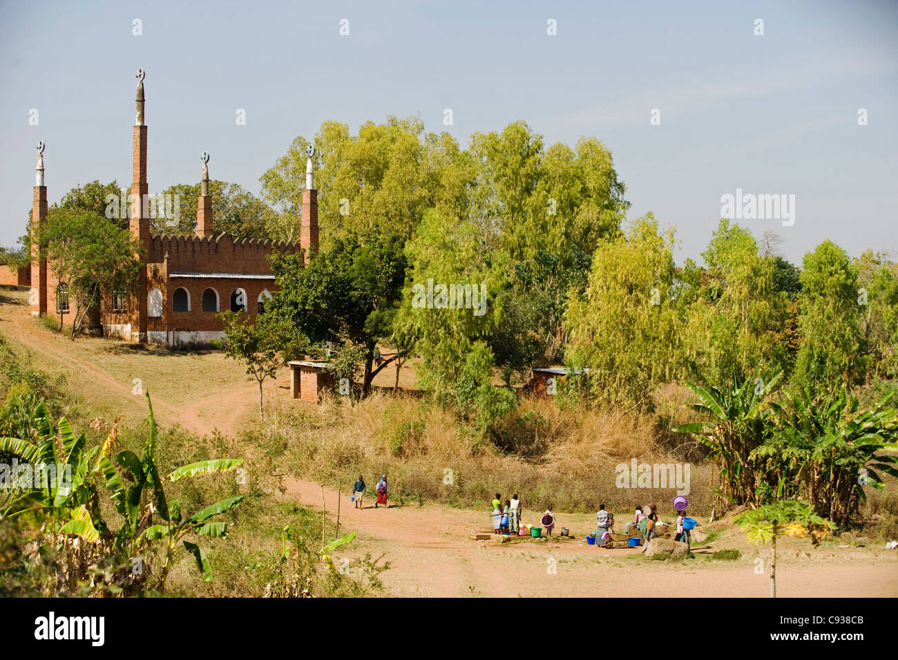 In Malawi. Le donne attingere acqua da un pozzo nella parte anteriore di una moschea in Malawi centrale. Foto Stock