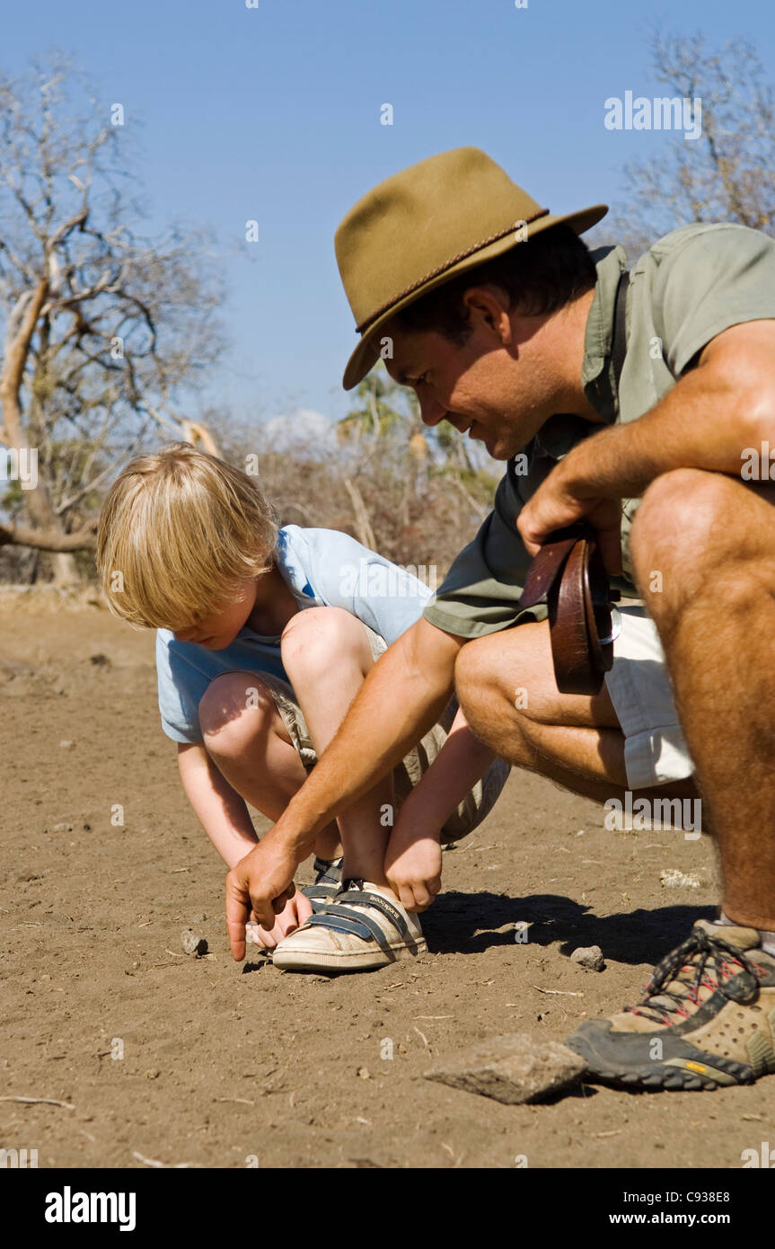 Il Malawi, Majete riserva faunistica. Guida Safari ricorda le vie per un ragazzo su una famiglia safari. Foto Stock