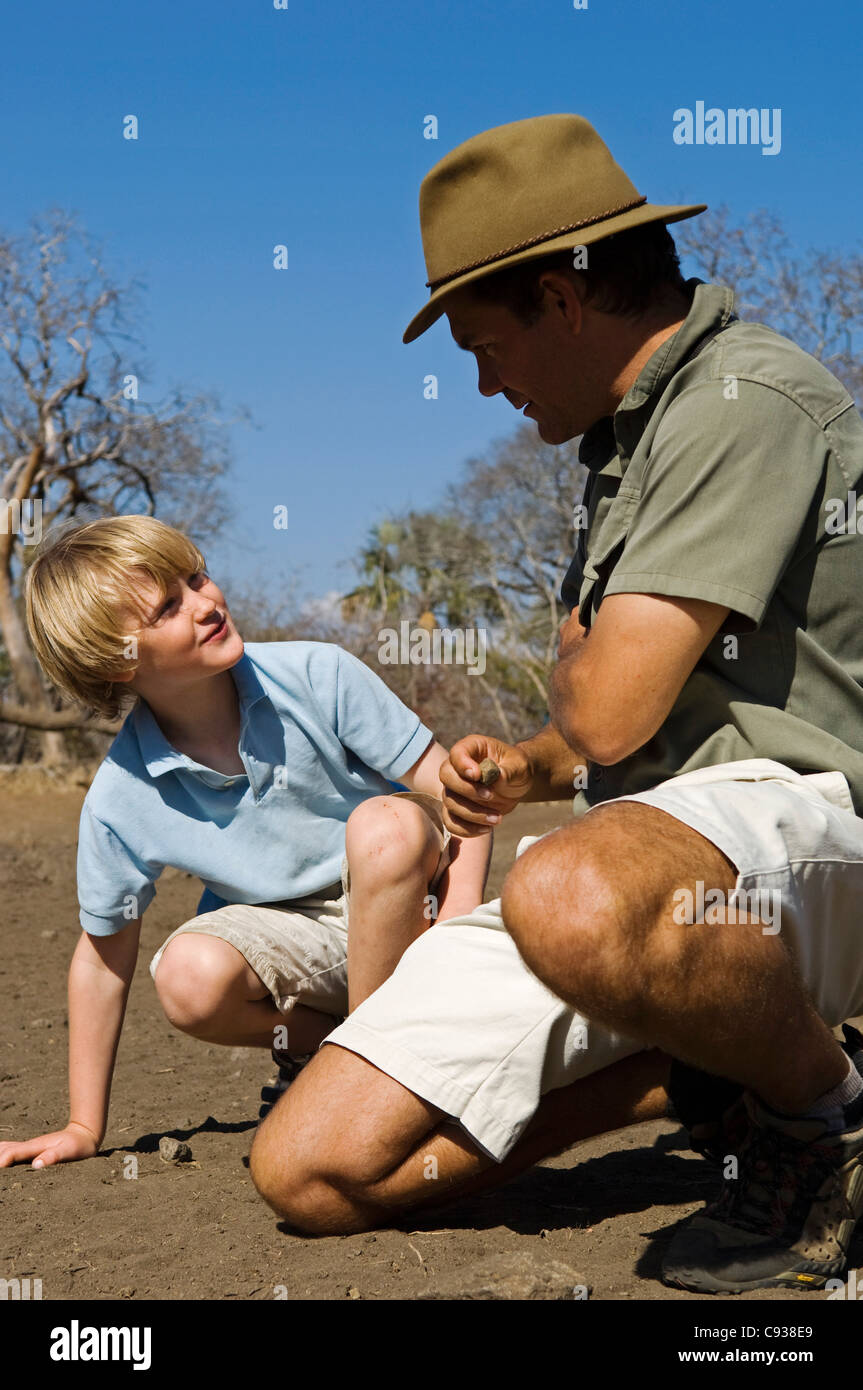 Il Malawi, Majete riserva faunistica. Guida Safari ricorda le vie per un ragazzo su una famiglia safari. Foto Stock