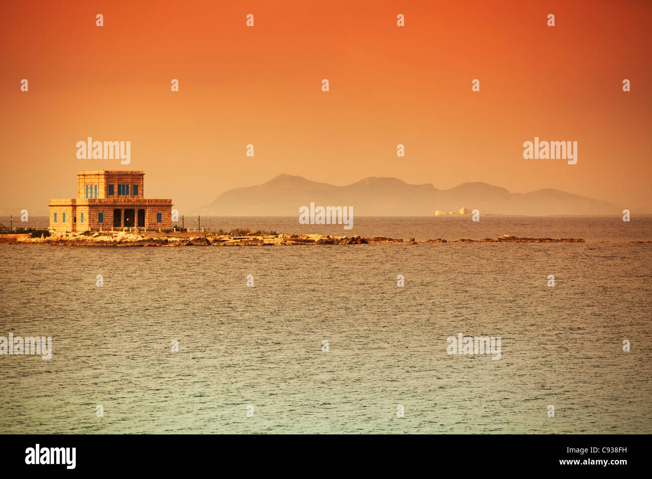 Sicilia, Italia, una villa a mare con le isole Egadi visibile in background Foto Stock