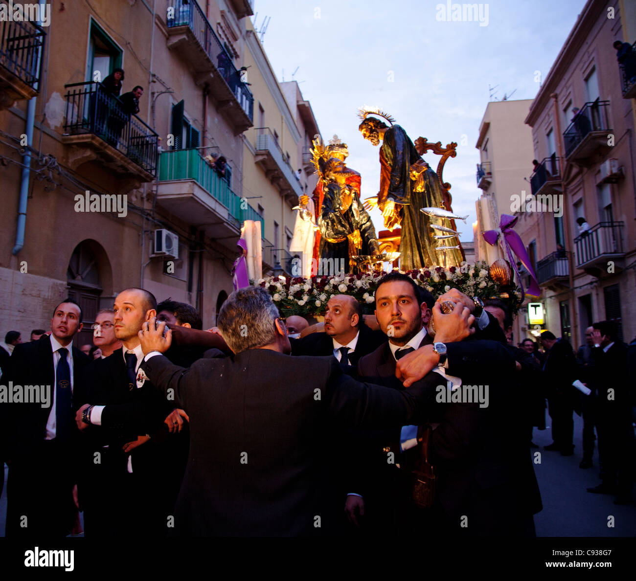 Sicilia, Italia, una "fratellanza", mattino portando una delle statue in Trapani Foto Stock