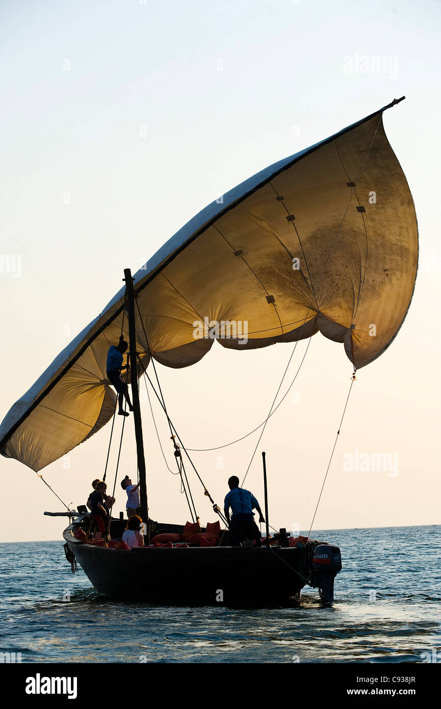 Il Malawi, il Parco Nazionale del Lago Malawi. Crociera con la famiglia intorno al lago Malawi in un tradizionale dhow. Foto Stock