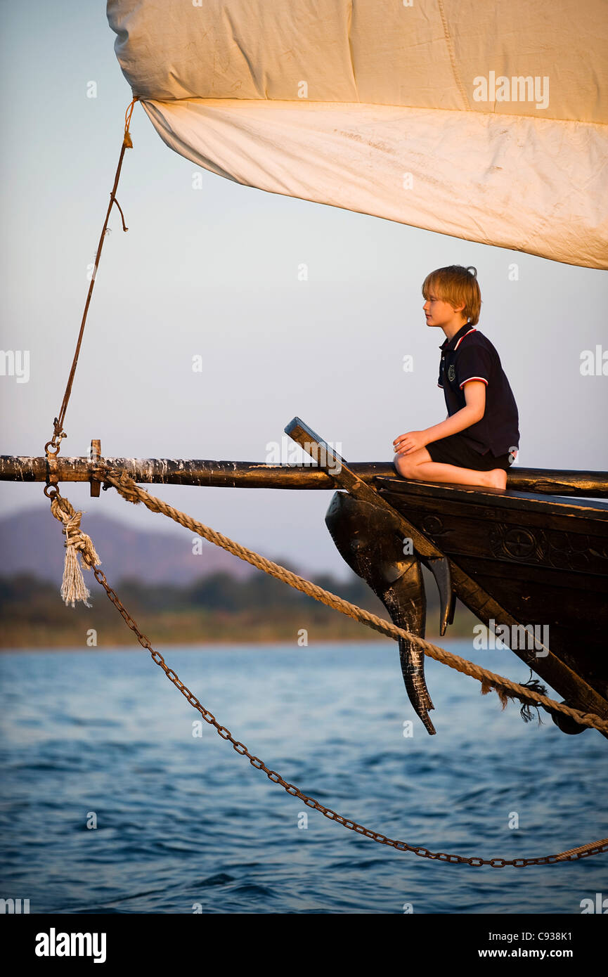 Il Malawi, il Parco Nazionale del Lago Malawi. Ragazzo giovane gode di una gita sul lago di Lago Malawi. (MR) Foto Stock