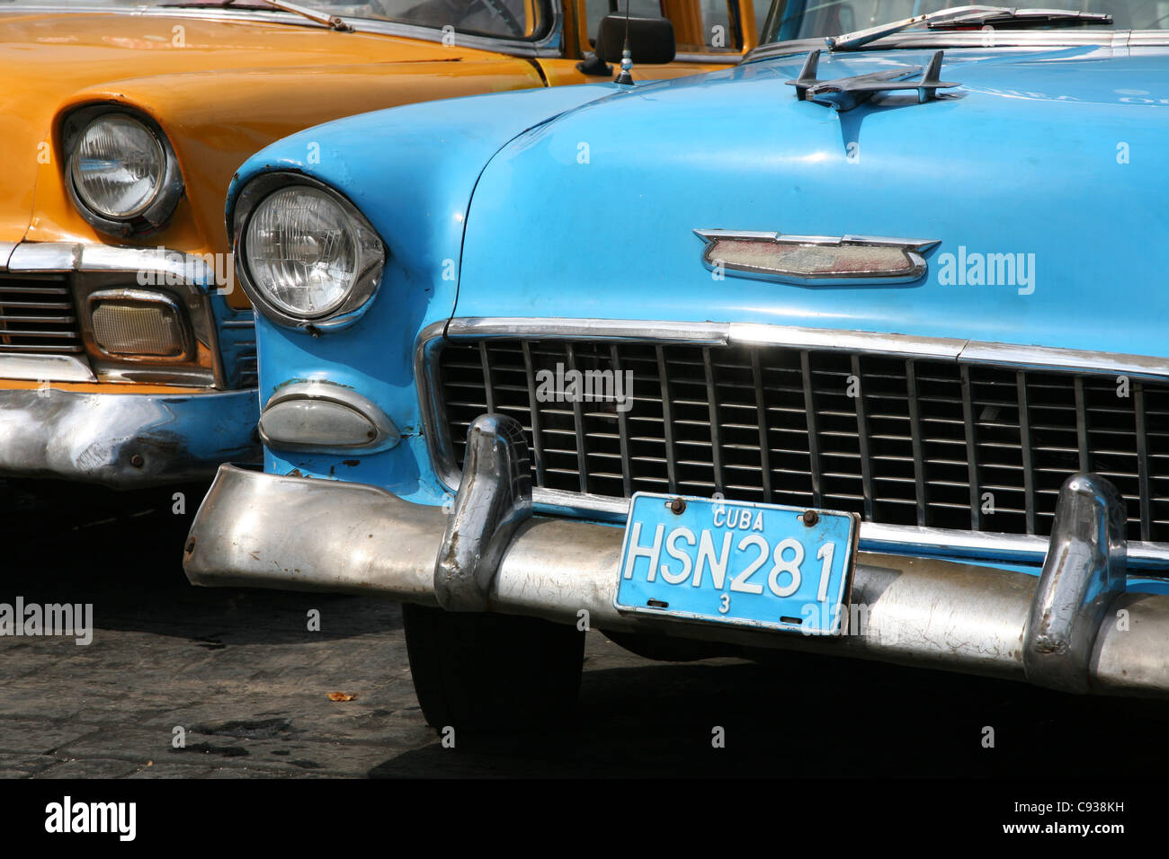 Auto d'epoca Chevrolet parcheggiata vicino al Capitol nazionale al Paseo del Prado a l'Avana, Cuba. Foto Stock
