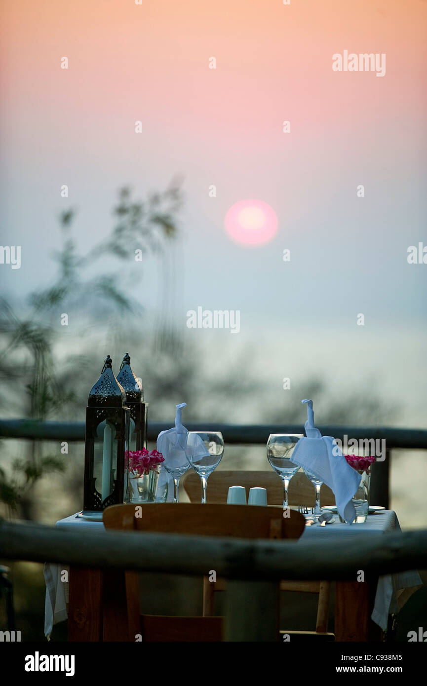 Il Malawi, il Parco Nazionale del Lago Malawi. La cena prevista sulla veranda di uno degli chalets di Pumulani Lodge con il Lago Malawi dietro. Foto Stock