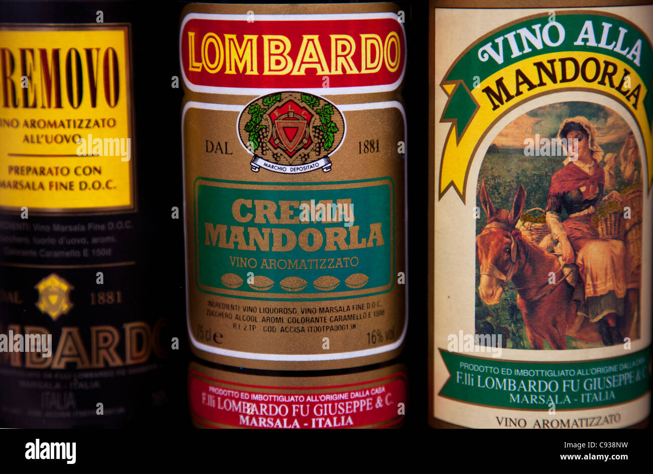 Sicilia, Italia, Europa occidentale; vino alla mandorla e licquor, tipico siciliano di bevande alcoliche Foto Stock