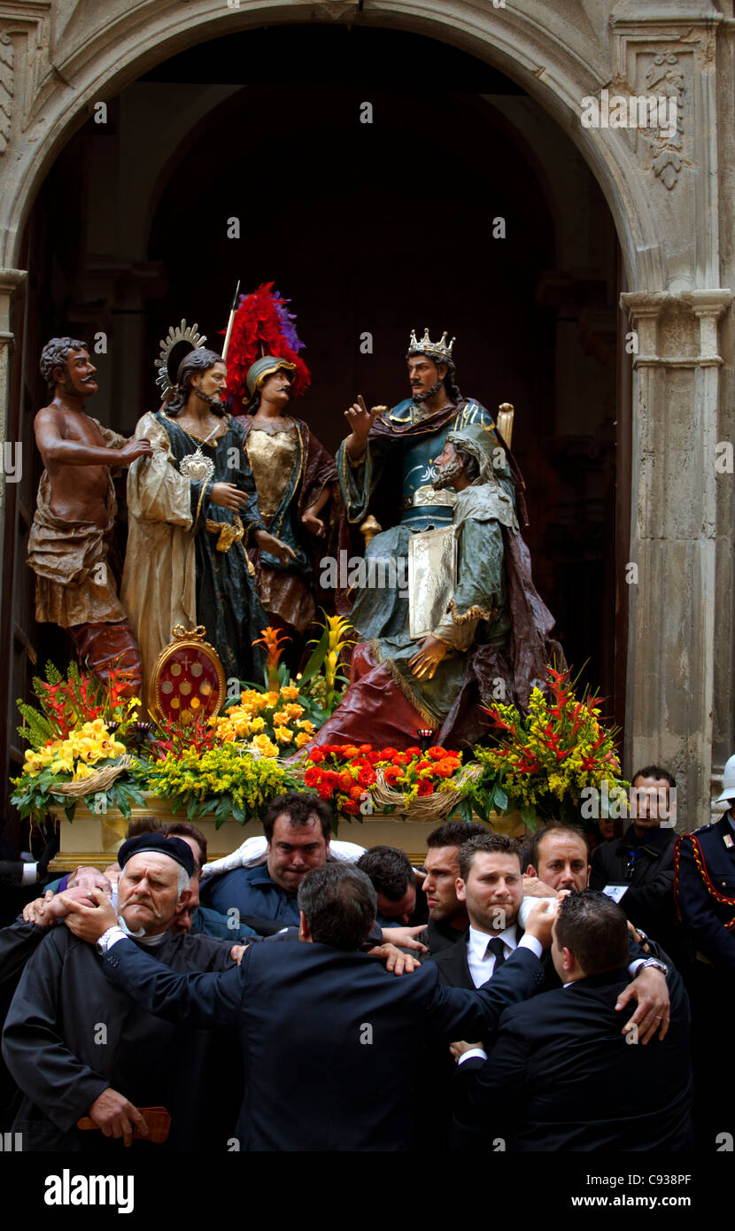 Sicilia, Italia, una delle statue di entrare nella chiesa che termina la processione in Trapani Foto Stock
