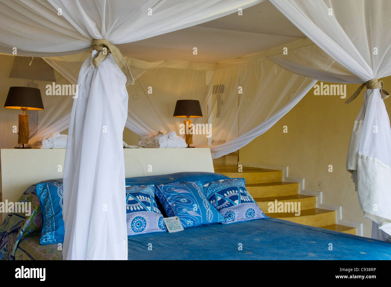 Il Malawi, il Parco Nazionale del Lago Malawi. Lussuosa camera da letto di uno degli chalets di Pumulani Lodge. Foto Stock