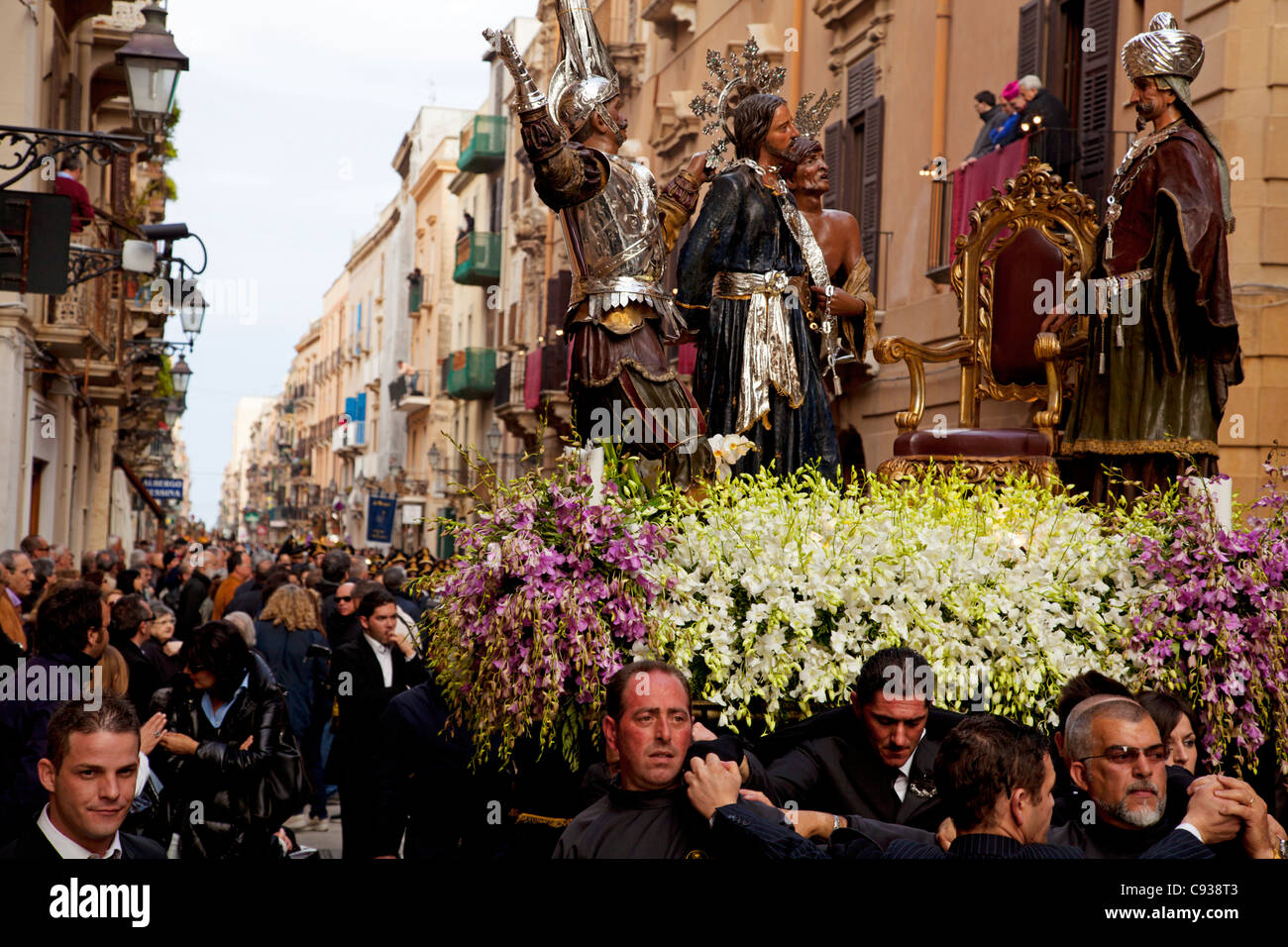Sicilia, Italia, una "fratellanza" portante una delle statue in strada di Trapani Foto Stock