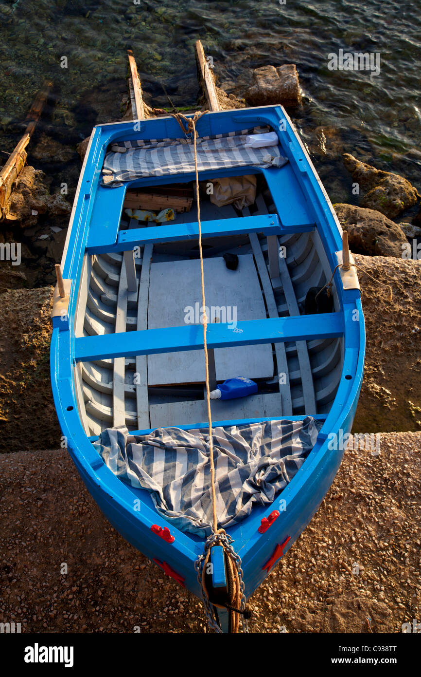 Sicilia, Italia, Europa occidentale; una barca da pesca nel porto di Trapani  Foto stock - Alamy