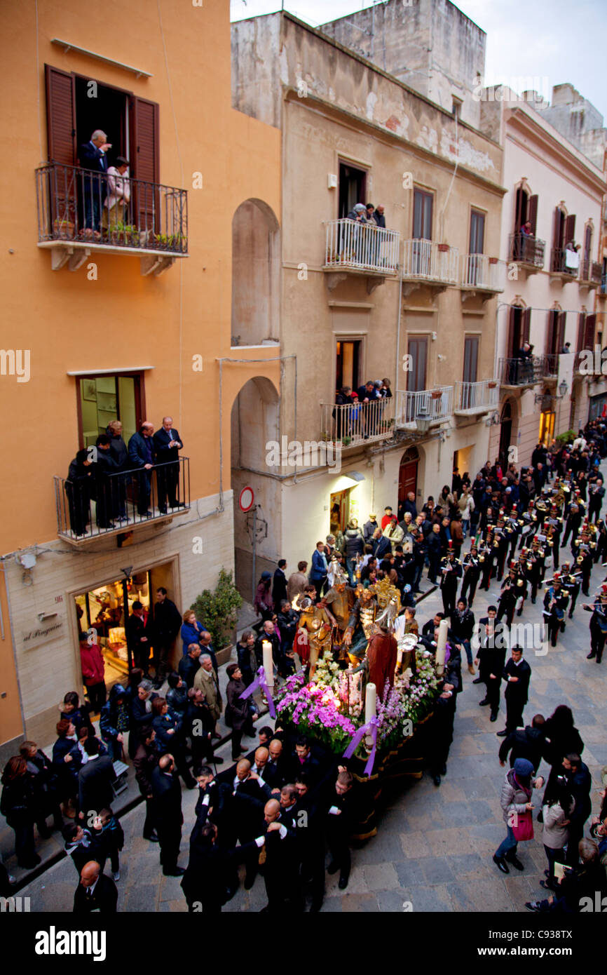 Sicilia, Italia, Europa occidentale; il 'misteri' processione passando attraverso le strade di Trapani il Venerdì Santo Foto Stock