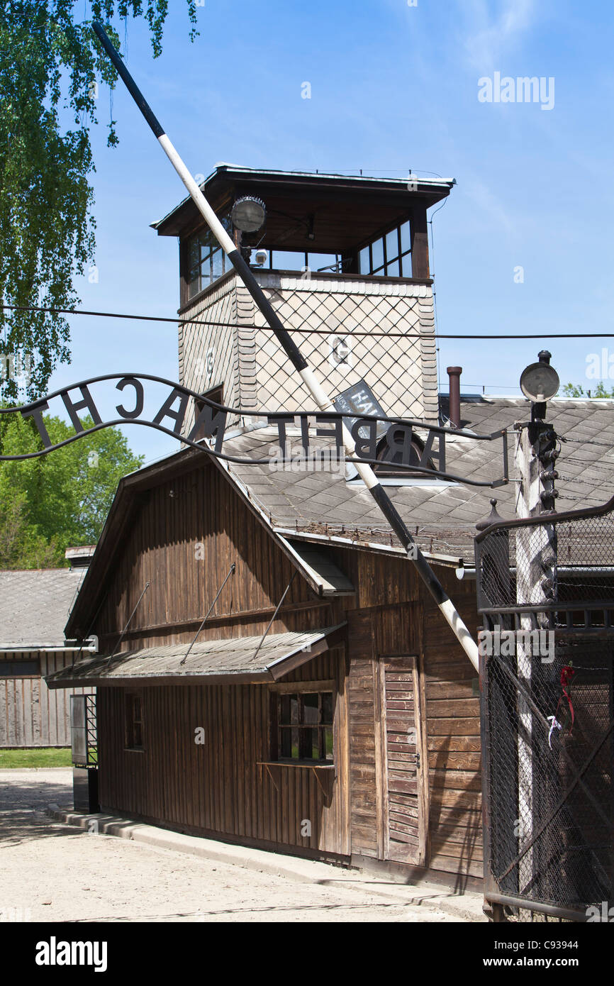 Polonia, Oswiecim, Auschwitz I campo di concentramento. La torre di guardia all'entrata di Auschwitz. Foto Stock
