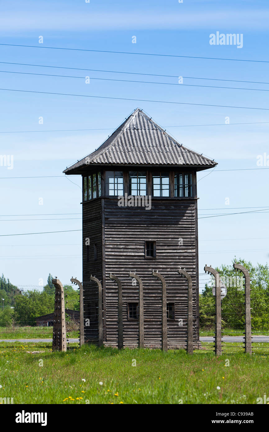 Polonia, Brzezinka, Auschwitz II - Birkenau. Una torre di avvistamento in legno vicino alla recinzione perimetrale. Foto Stock