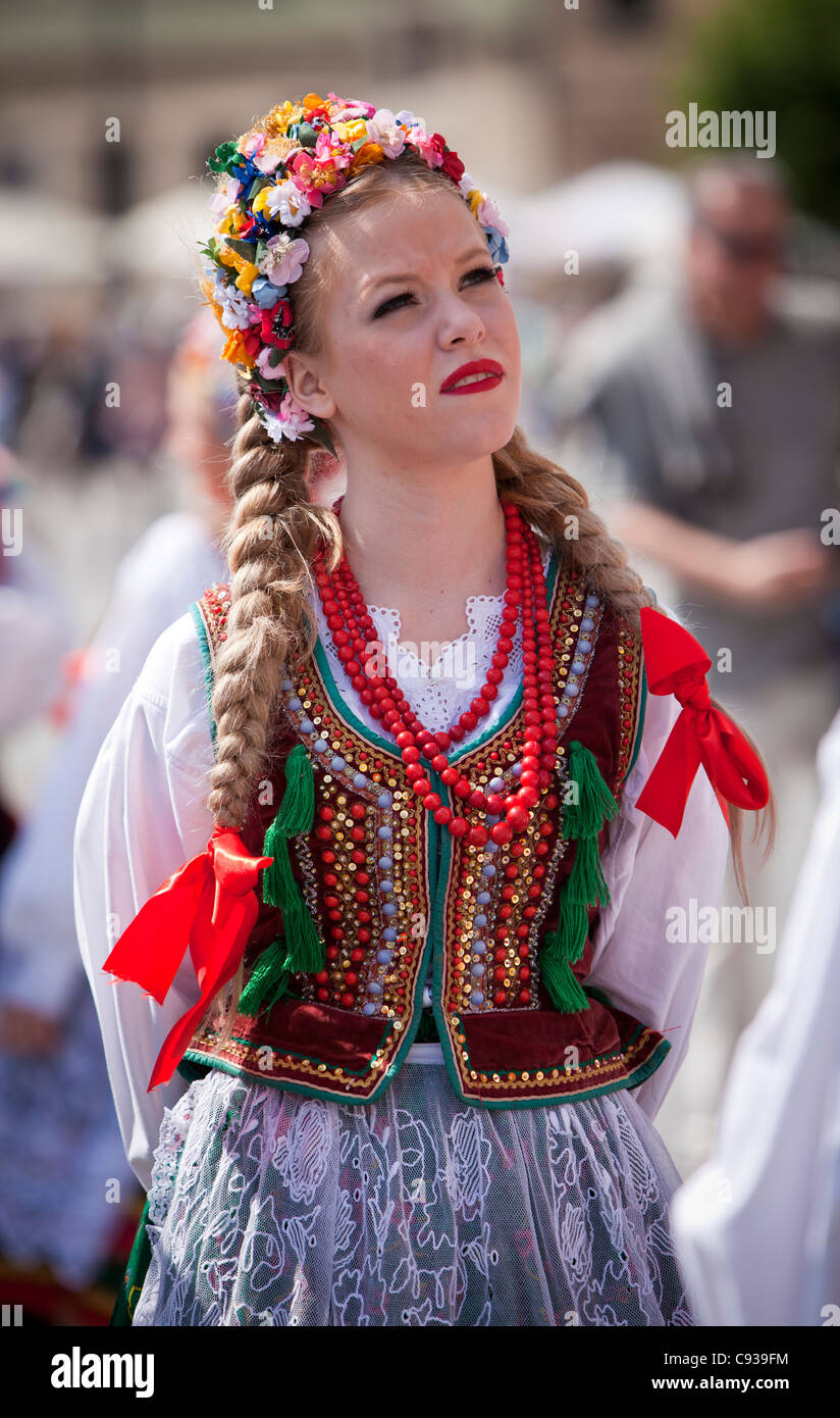 In Polonia, a Cracovia. Ragazza polacca in abito tradizionale preparazione di danza nella Piazza del Mercato di Cracovia. Foto Stock
