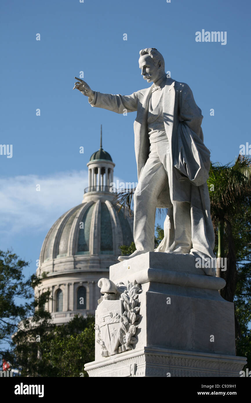 Monumento a cubano eroe nazionale Jose Marti al Central Park a l'Avana, Cuba. La Capitol nazionale è visto in background. Foto Stock