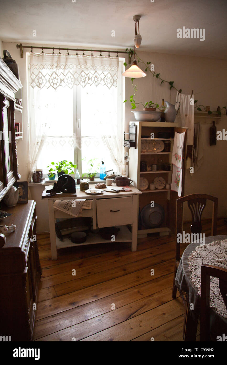 In Polonia, a Cracovia. Una ricreazione di una famiglia ebraica di camera, prima dell'invasione tedesca, al Museo Schindler. Foto Stock