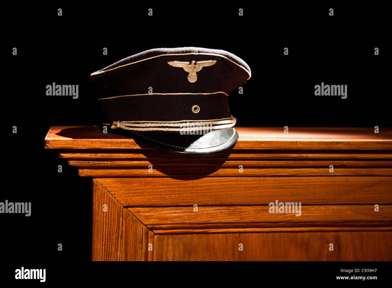 In Polonia, a Cracovia. Un ufficiale nazista del cappello in mostra presso il Museo Schindler. Foto Stock