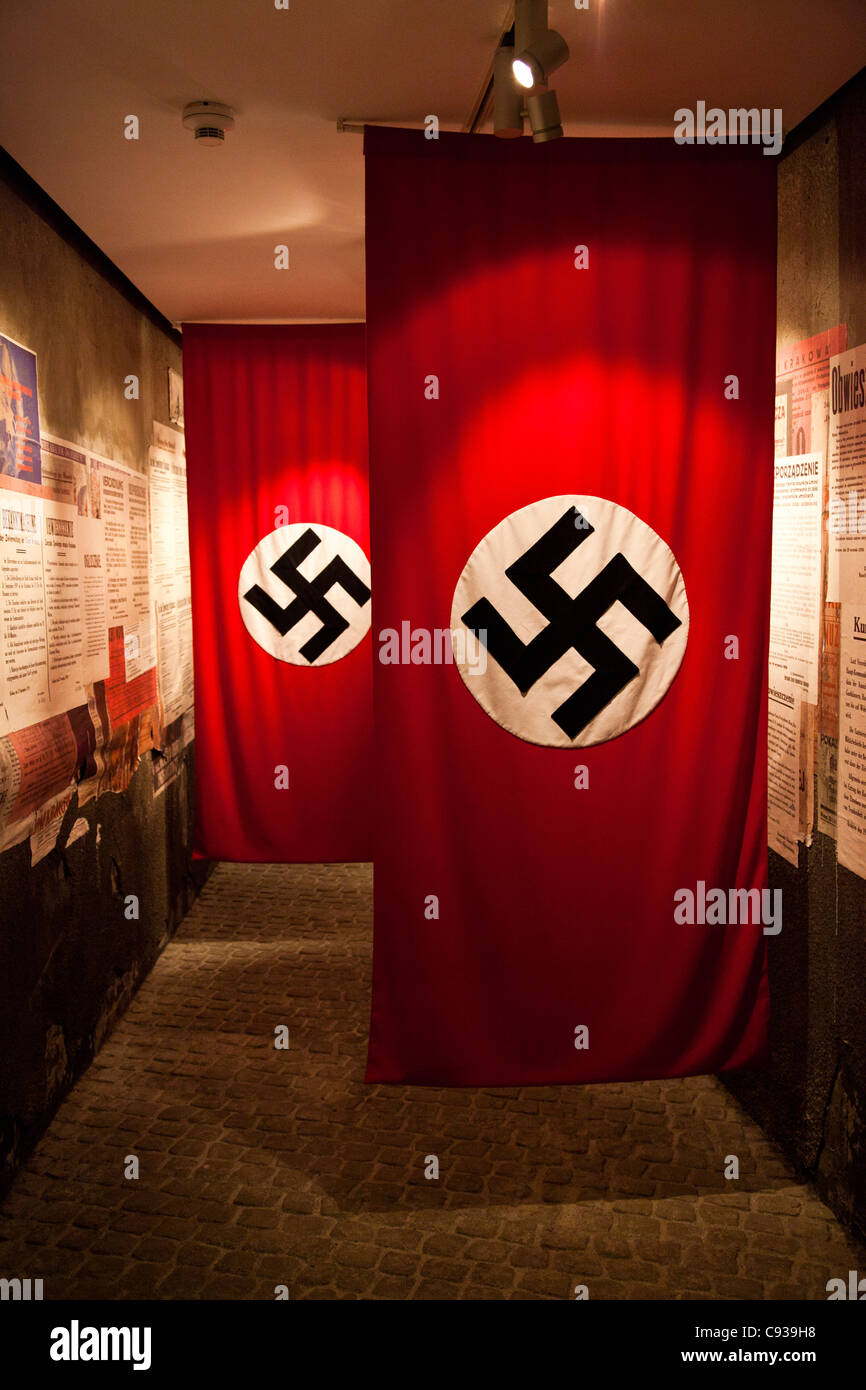 In Polonia, a Cracovia. Bandiere con la svastica tedesco del partito nazista, mostra presso il Museo Schindler. Foto Stock