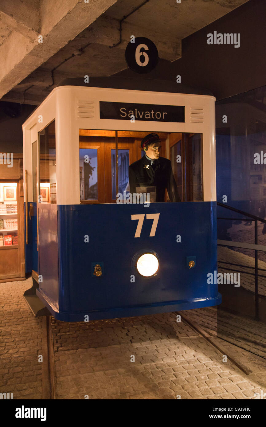 In Polonia, a Cracovia. La ricostruzione di una guerra-tempo tram e conduttore, presenta al Museo Schindler. Foto Stock