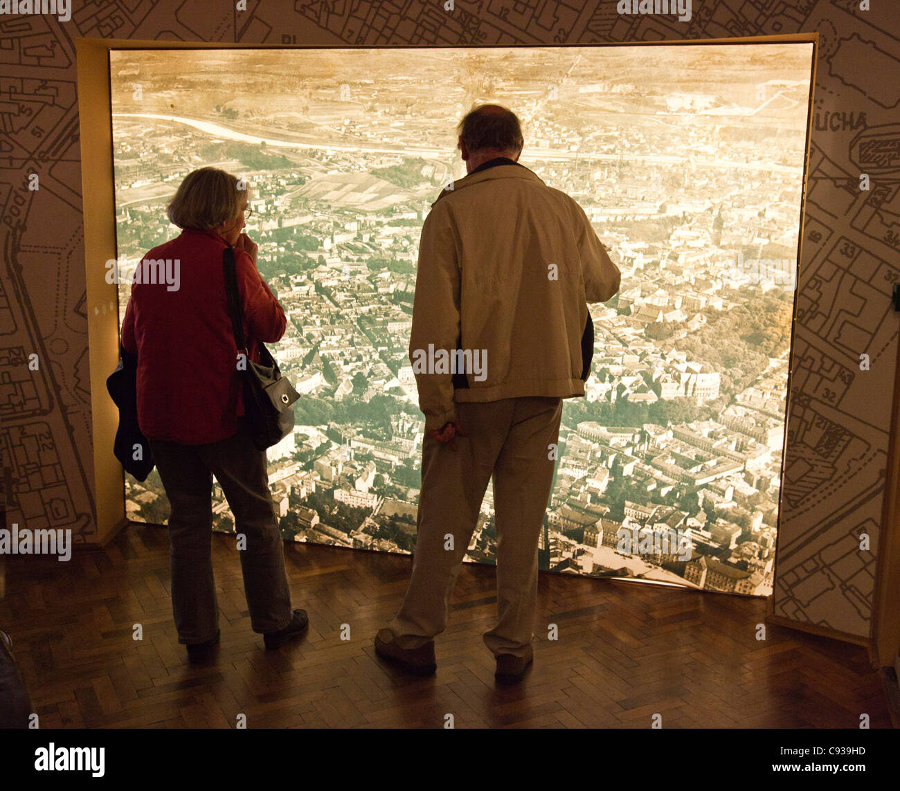 In Polonia, a Cracovia. I turisti alla ricerca di una pre-guerra Mappa di Cracovia presso il Museo Schindler. Foto Stock