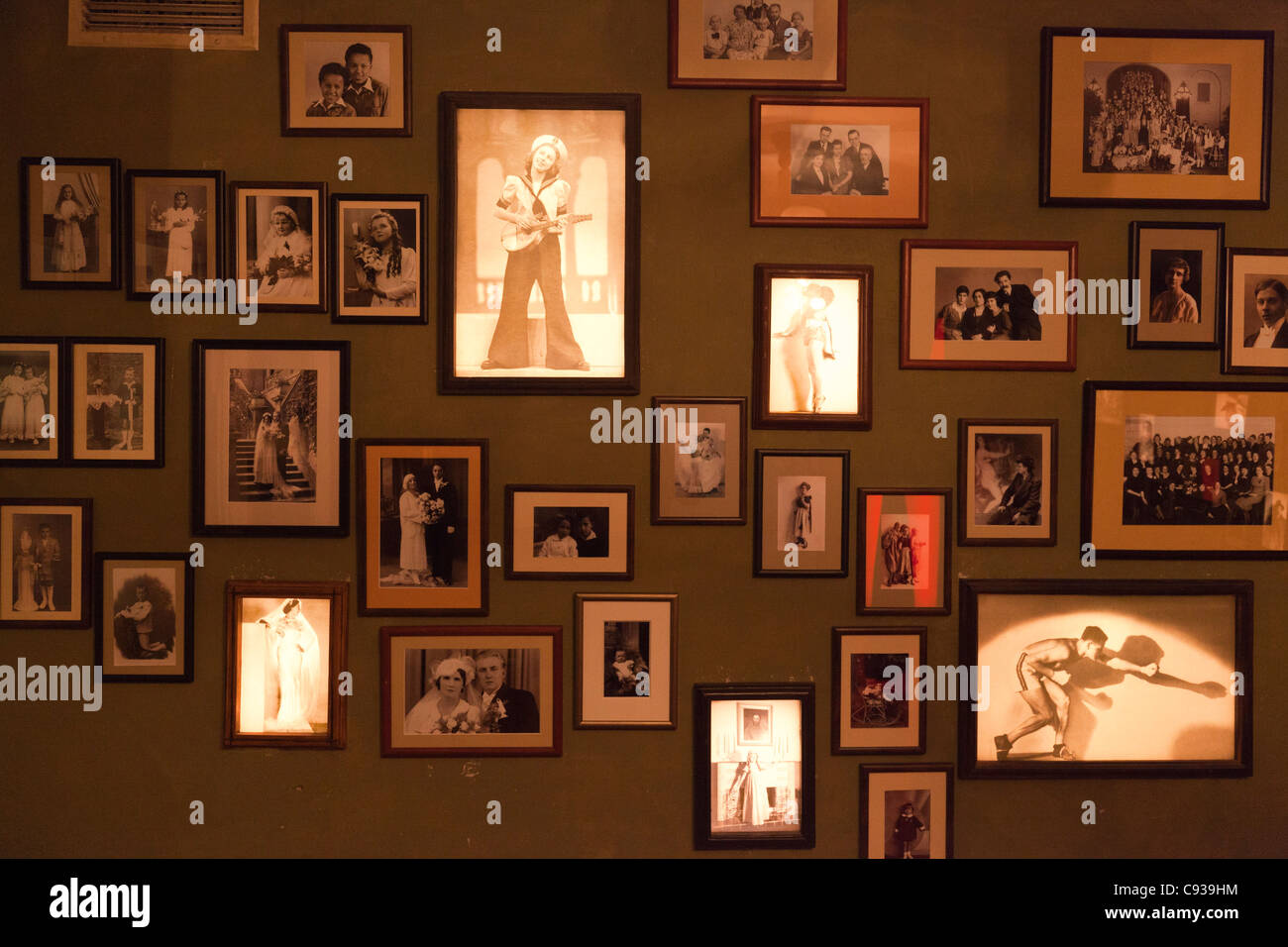 In Polonia, a Cracovia. Queste fotografie sono alcuni dei tanti affascinanti esposizioni presso il Museo Schindler. Foto Stock