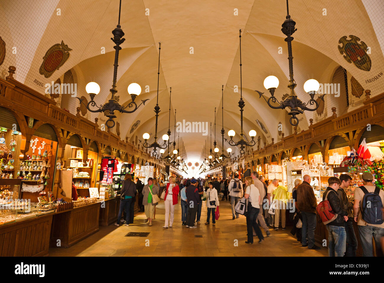 In Polonia, a Cracovia. I turisti nel mercato di souvenir in tessuto Hall, la piazza del mercato. Foto Stock