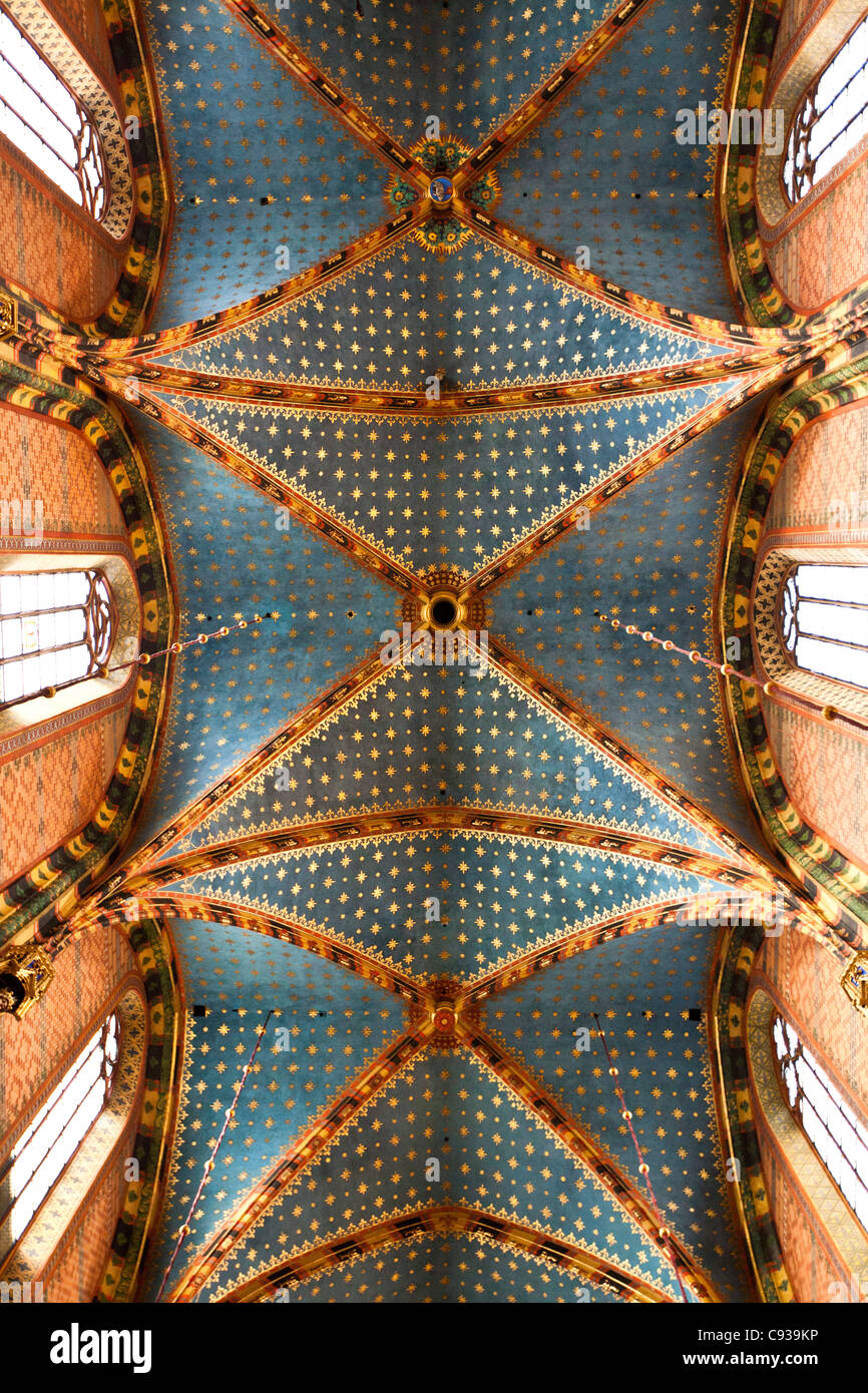 In Polonia, a Cracovia. Il allestita soffitto a volte nella chiesa di St Mary, Piazza del Mercato. Foto Stock
