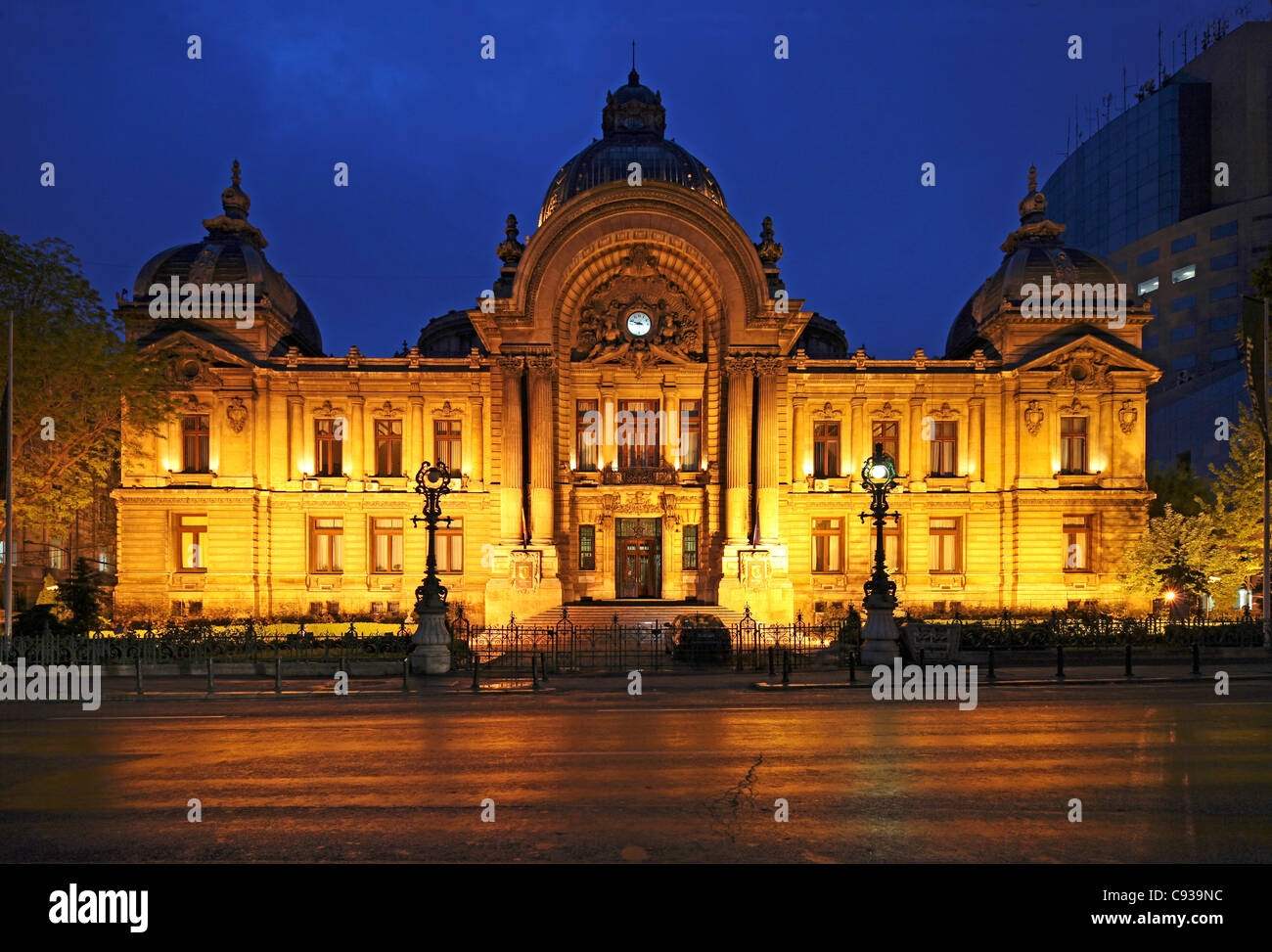 Il CEC Palace di Bucarest, Romania, situato sulla Calea Victoriei, di fronte al museo di storia. Foto Stock