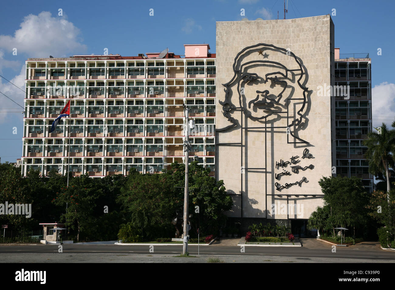 Ministero cubano degli interni con il famoso ritratto di Ernesto Che Guevara in Piazza della Rivoluzione a l'Avana, Cuba. Foto Stock