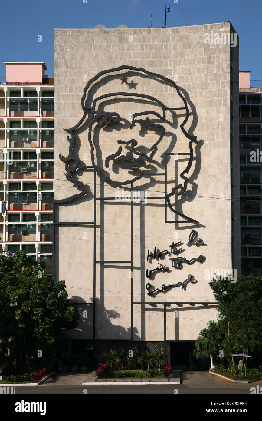 Ministero cubano degli interni con il famoso ritratto di Ernesto Che Guevara in Piazza della Rivoluzione a l'Avana, Cuba. Foto Stock