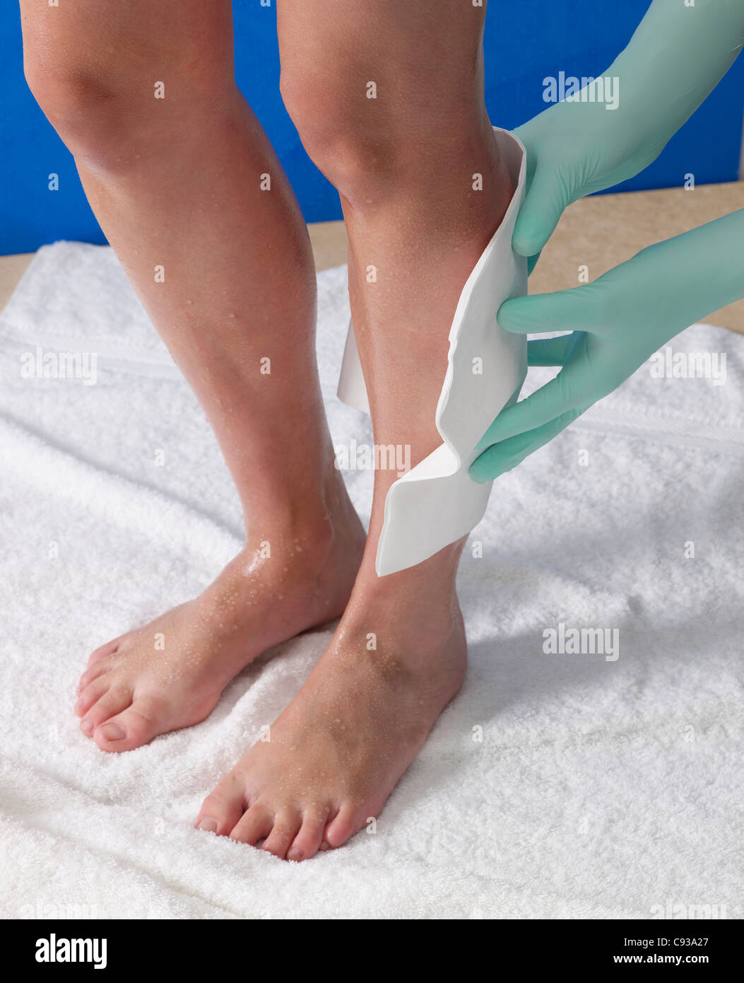 Medical fasciatura impermeabile sulla gamba Foto Stock