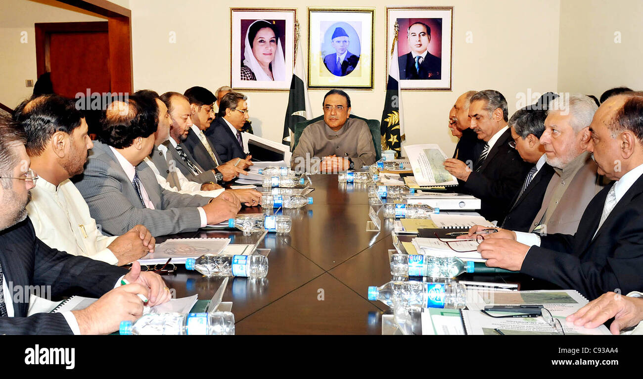 Presidente Asif Ali Zardari presiede una riunione sulla riabilitazione delle infrastrutture danneggiate dalle precipitazioni detenute Foto Stock