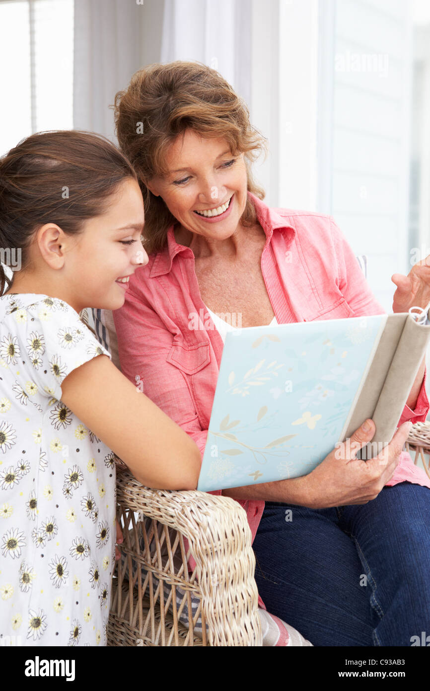 Donna Senior e nipote con album di foto Foto Stock