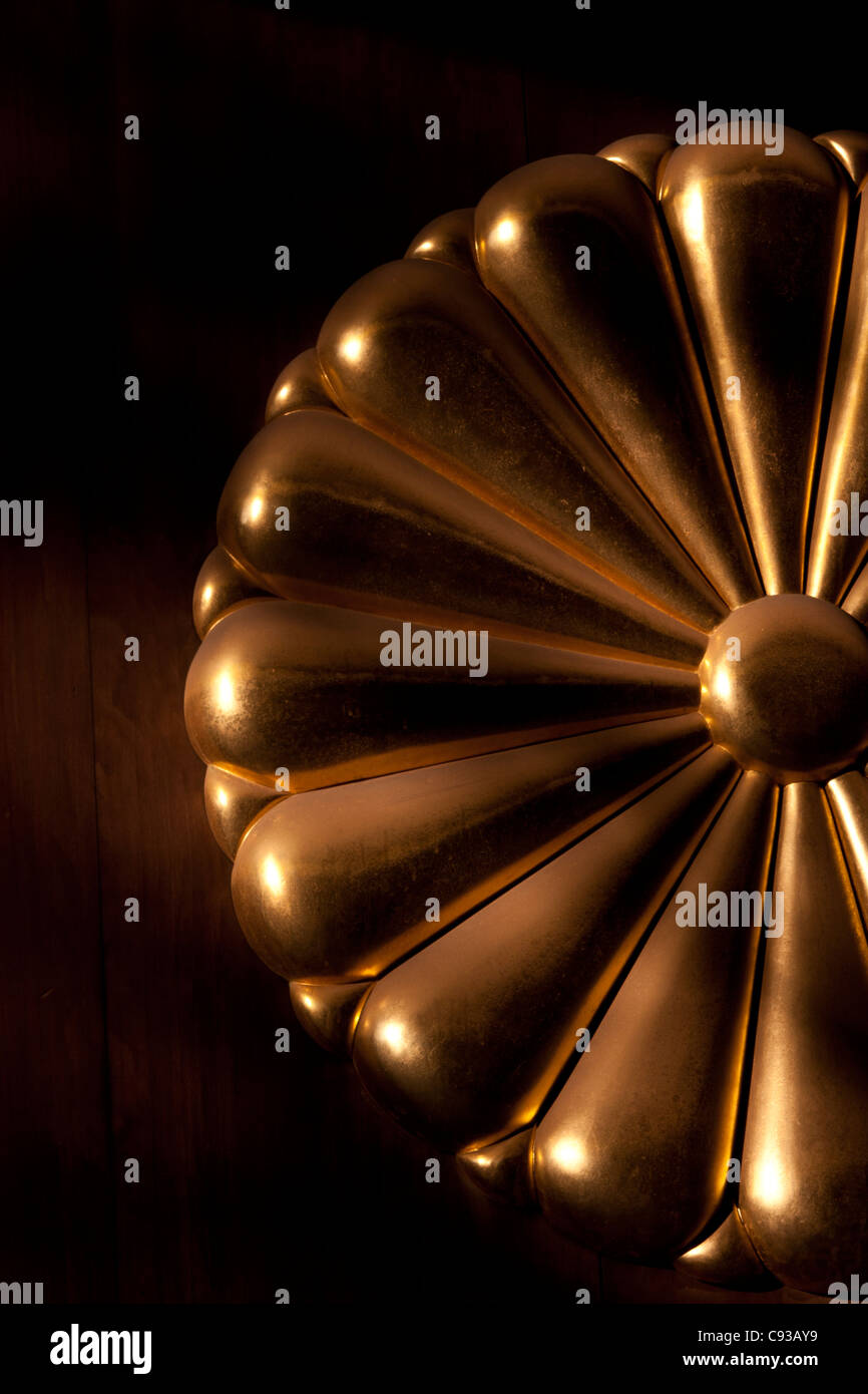 Cresta di crisantemo su una porta di legno di un cancello a Tokyo controverso Yasukuni Santuario, Tokyo, Giappone Foto Stock