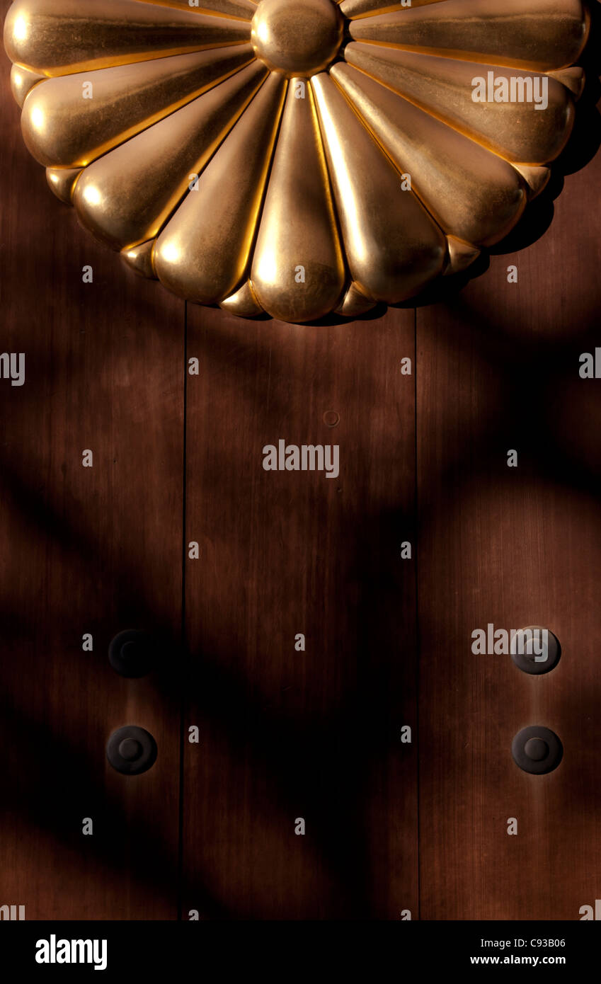 Le ombre cadono attraverso la porta crestata del Chrysanthemum del Santuario di Yasukuni, Tokyo, Giappone Foto Stock