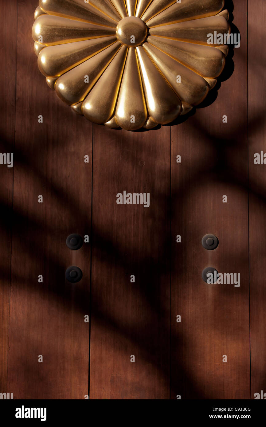 Le ombre cadono attraverso la porta crestata del Chrysanthemum del Santuario di Yasukuni, Tokyo, Giappone Foto Stock