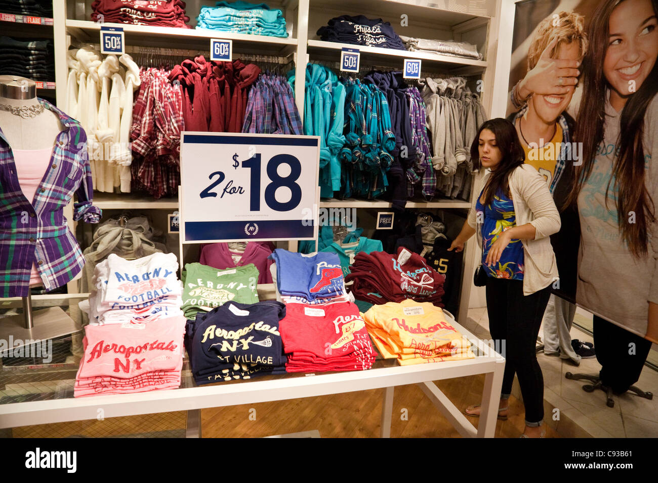 Una ragazza adolescente shopping per i vestiti, Aeropostale negozio di abbigliamento interno, Montgomery shopping mall, Washington DC, Stati Uniti d'America Foto Stock